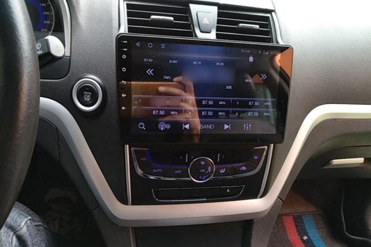 Used Geely Auto Emgrand 2014 Hatchback 1.5L Manual Elite Model Center Console
