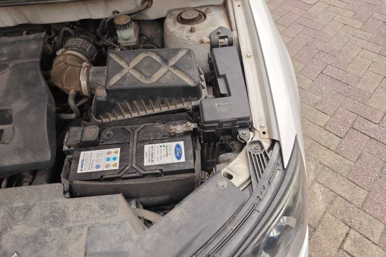 Used Geely Auto Emgrand 2014 Sedan 1.3T CVT Prestige Model Engine Bay Left
