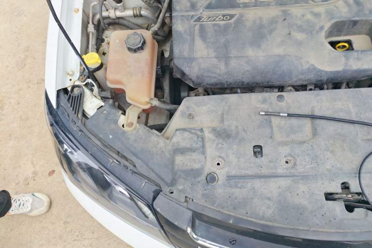 Used Geely Auto Emgrand 2014 Sedan 1.3T Manual Luxury Model Engine Bay Right