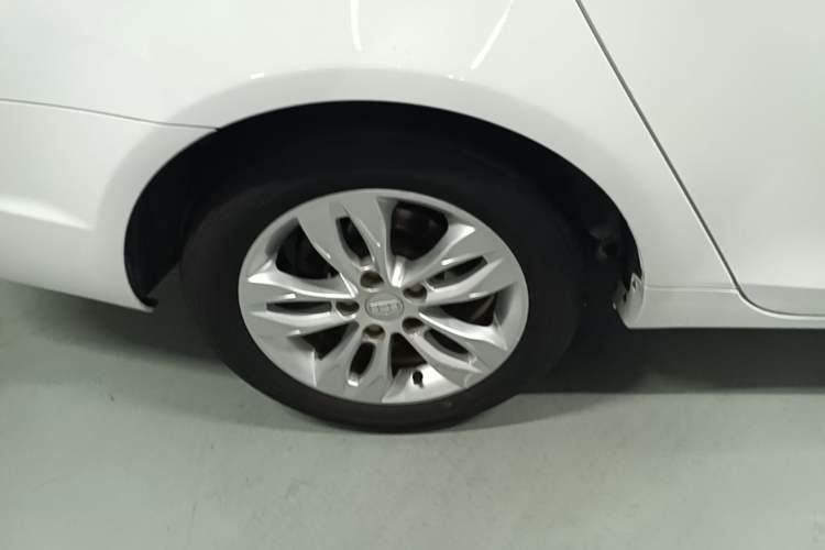Used Geely Auto Emgrand 2014 Sedan 1.5L CVT Elite Model Exterior 5