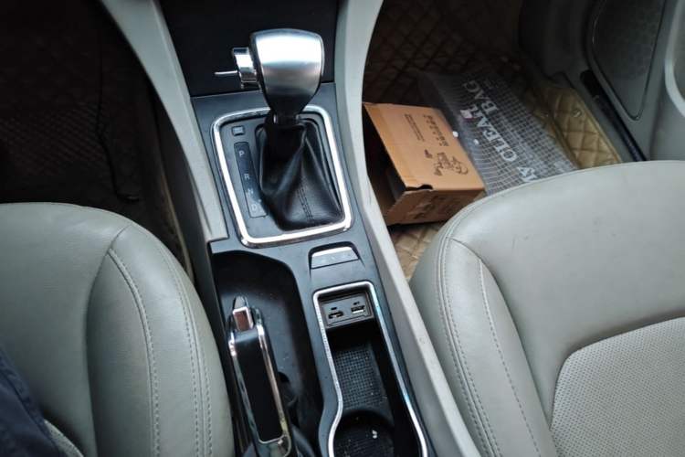 Used Geely Auto Emgrand 2014 Sedan 1.5L CVT Elite Model Gear Lever