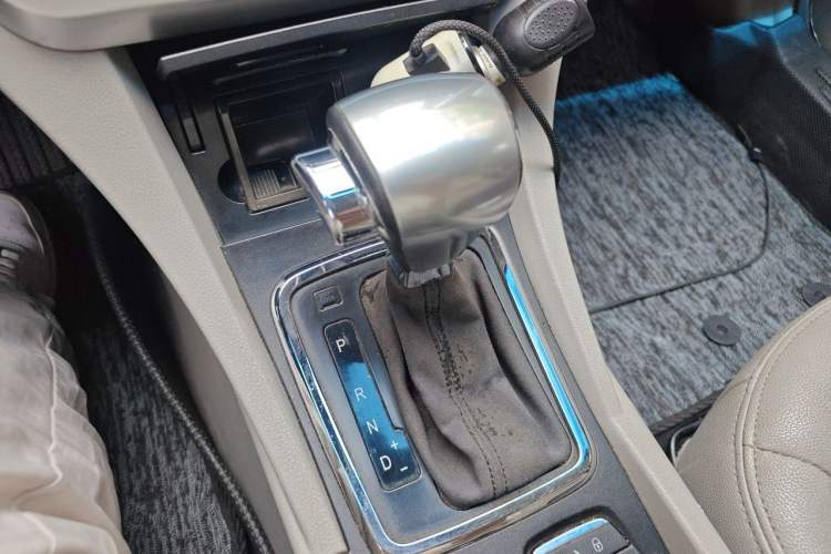 Used Geely Auto Emgrand 2014 Sedan 1.3T CVT Prestige Model Gear Lever