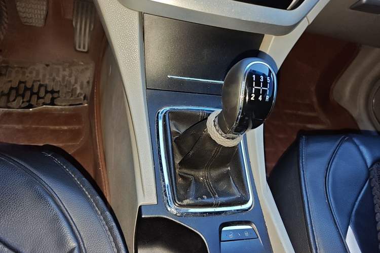 Used Geely Auto Emgrand 2014 Sedan 1.5L Manual Elite Model Gear Lever