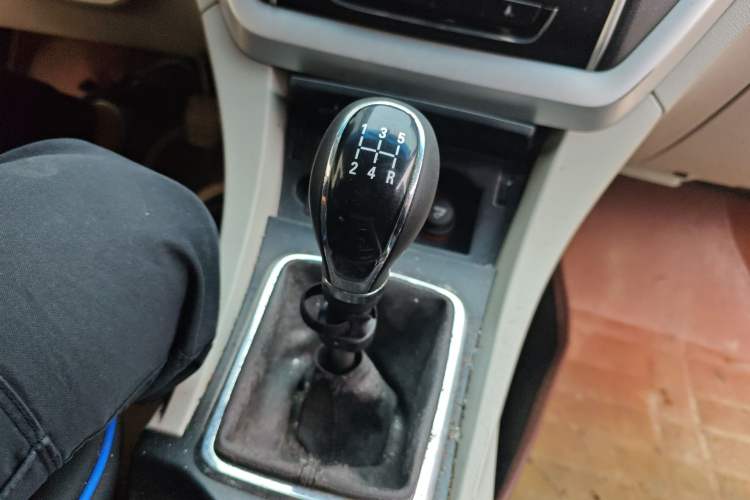 Used Geely Auto Emgrand 2014 Sedan 1.5L Manual Elite Model Gear Lever