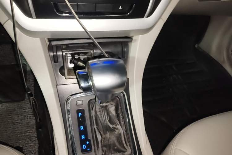 Used Geely Auto Emgrand 2014 Sedan 1.3T CVT Elite Model Gear Lever