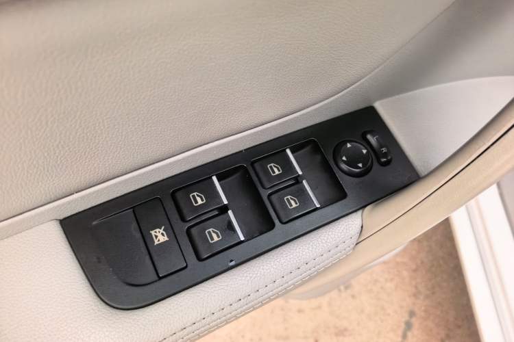 Used Geely Auto Emgrand 2014 Sedan 1.5L CVT Elite Model Interior 1