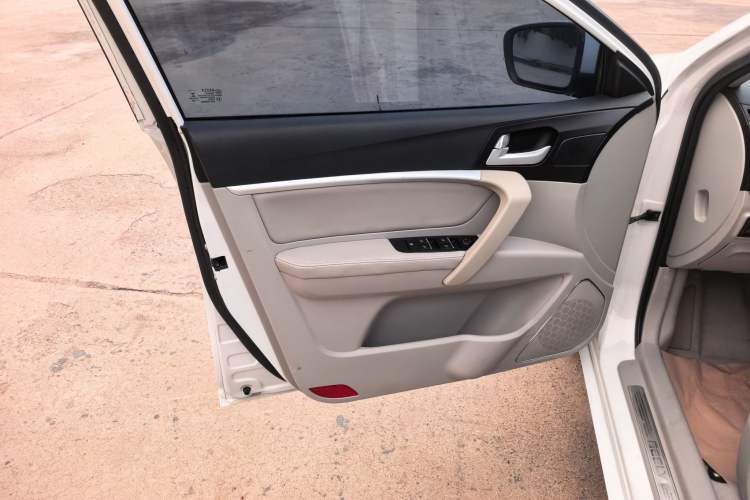 Used Geely Auto Emgrand 2014 Sedan 1.5L CVT Elite Model Interior 2