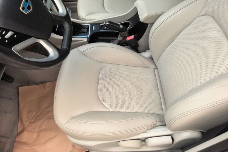 Used Geely Auto Emgrand 2014 Sedan 1.5L CVT Elite Model Interior 3