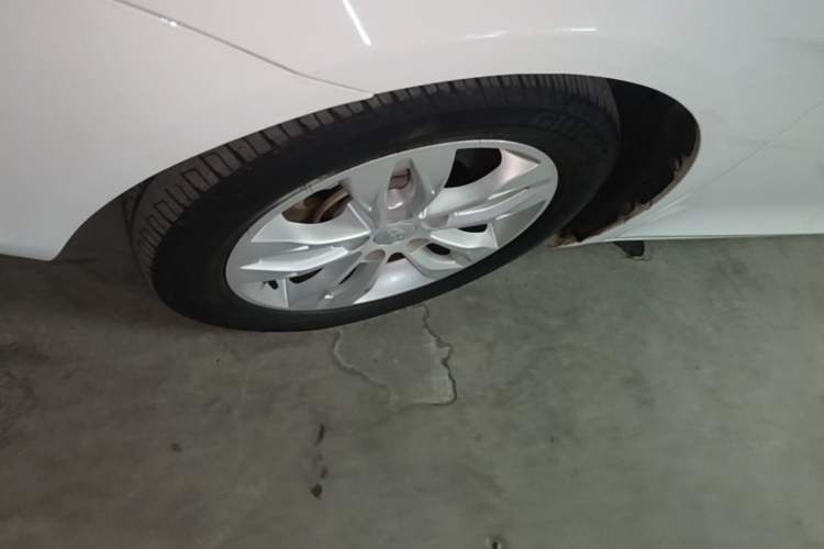 Used Geely Auto Emgrand 2014 Sedan 1.3T CVT Elite Model Left Front Wheel Hub