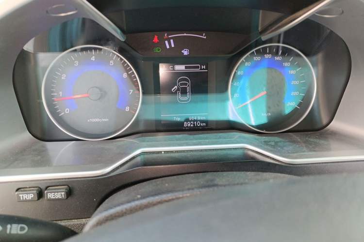 Used Geely Auto Emgrand 2014 Hatchback 1.5L Manual Fashion Edition Odometer Close Up