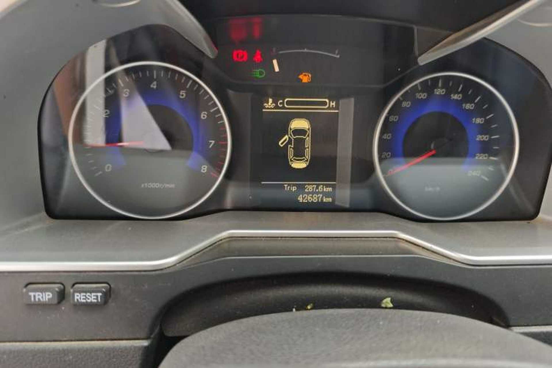 Used Geely Auto Emgrand 2014 Hatchback 1.5L Manual Fashion Edition Odometer Close Up