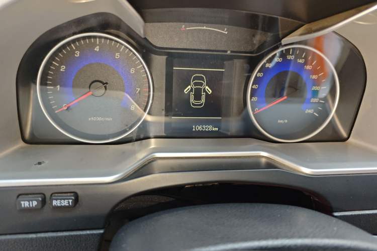 Used Geely Auto Emgrand 2014 Sedan 1.5L Manual Fashion Edition Odometer Close Up