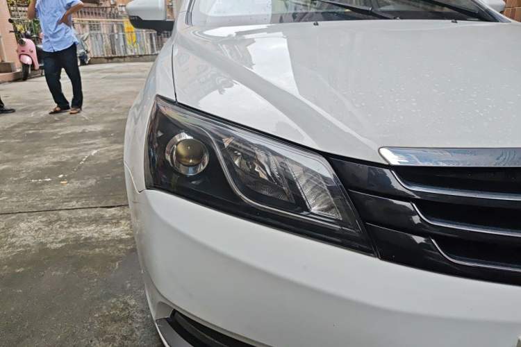 Used Geely Auto Emgrand 2014 Sedan 1.3T CVT Prestige Model Right Front Headlight