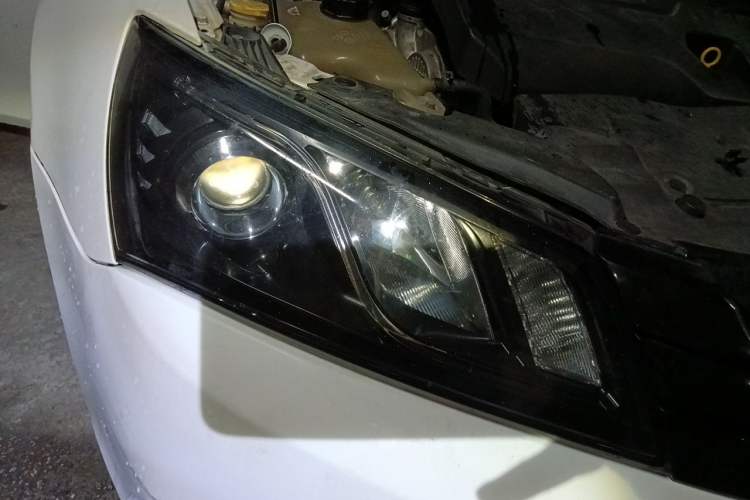 Used Geely Auto Emgrand 2014 Sedan 1.3T CVT Prestige Model Right Front Headlight
