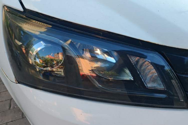 Used Geely Auto Emgrand 2014 Sedan 1.3T CVT Elite Model Right Front Headlight