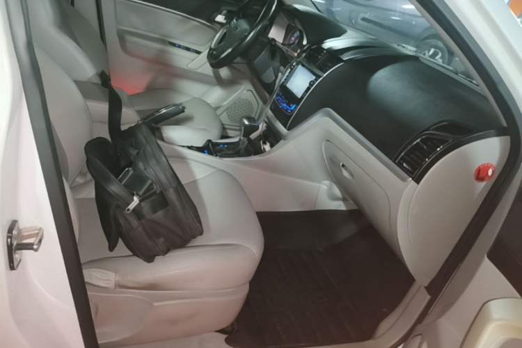 Used Geely Auto Emgrand 2014 Sedan 1.3T CVT Elite Model Right Front Seat