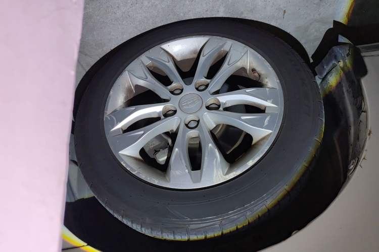 Used Geely Auto Emgrand 2014 Sedan 1.3T CVT Elite Model Right Front Wheel Hub