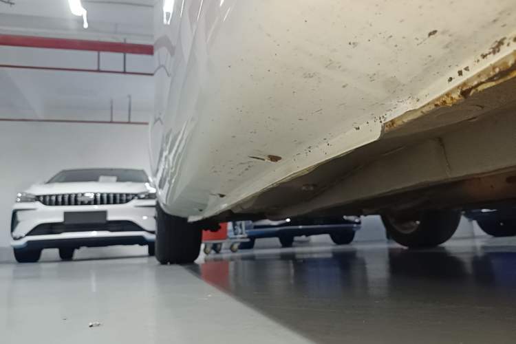 Used Geely Auto Emgrand 2014 Sedan 1.5L CVT Elite Model Right Side Sill