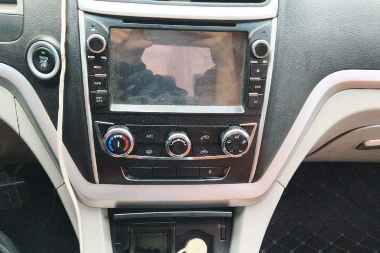 Used Geely Auto Emgrand 2014 Sedan 1.5L Manual Fashion Edition Audio And AC Panel