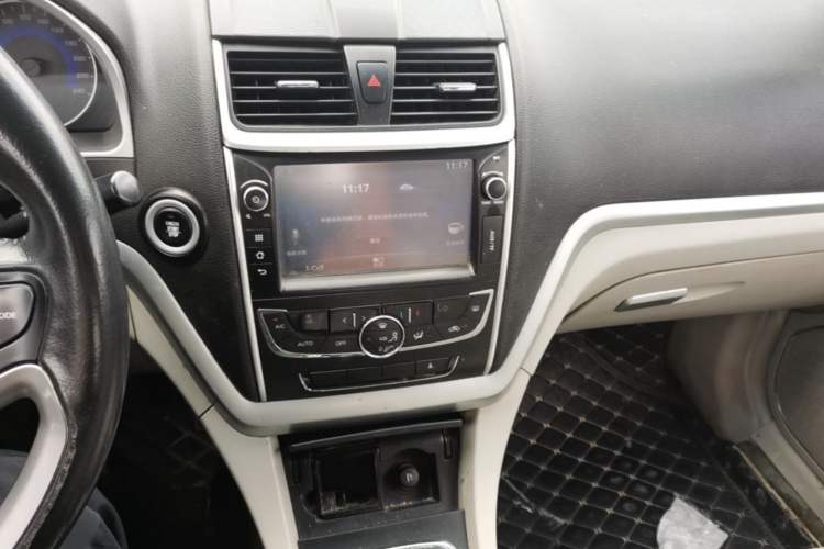 Used Geely Auto Emgrand 2014 Sedan 1.3T Manual Luxury Model Audio And AC Panel
