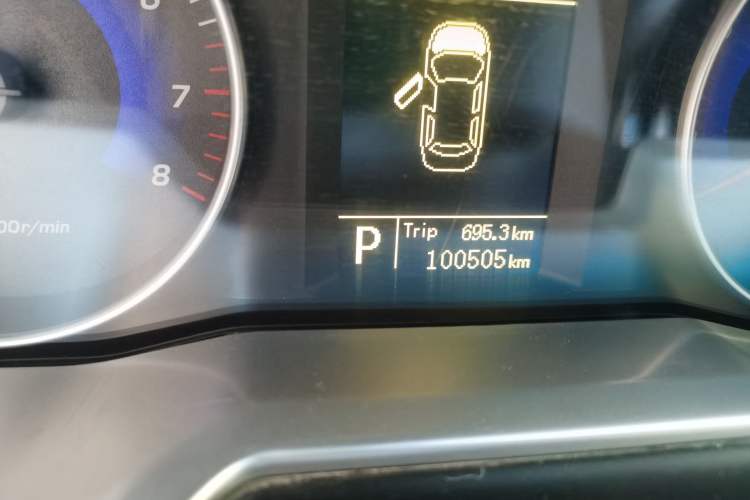 Used Geely Auto Emgrand 2014 Hatchback 1.3T CVT Elite Model Odometer Close Up