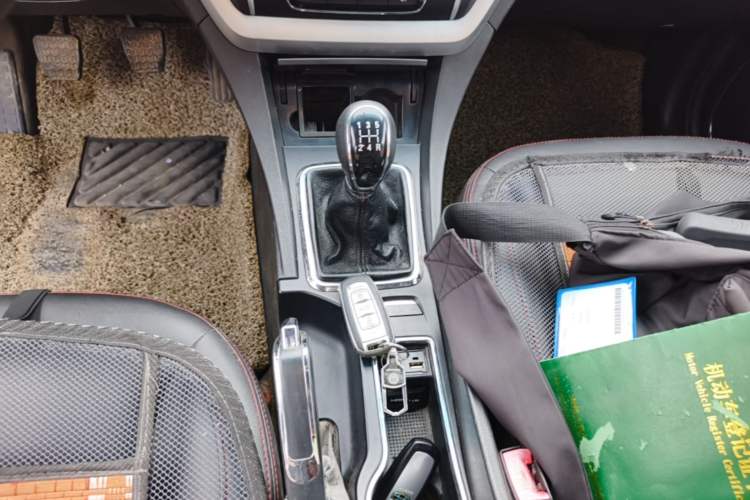 Used Geely Auto Emgrand 2015 Sedan 1.5L Manual - Top Trim Level Gear Lever