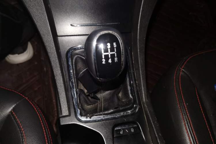 Used Geely Auto Emgrand 2015 Sedan 1.5L Manual - Top Trim Level Gear Lever