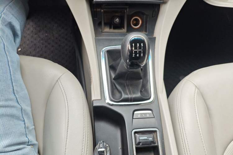 Used Geely Auto Emgrand 2015 Sedan 1.5L Manual - Top Trim Level Gear Lever