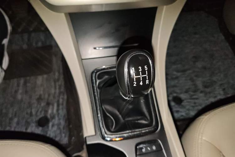 Used Geely Auto Emgrand 2015 Sedan 1.5L Manual - Top Trim Level Gear Lever