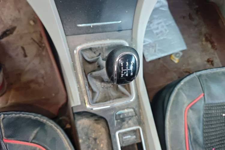 Used Geely Auto Emgrand 2015 Sedan 1.5L Manual - Top Trim Level Gear Lever