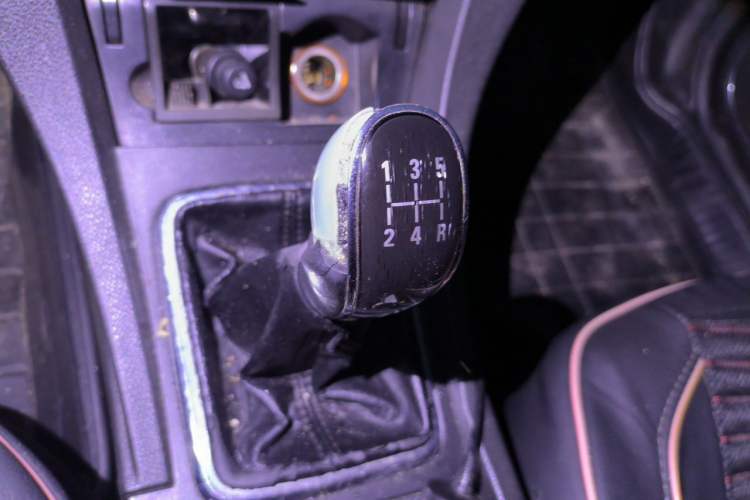 Used Geely Auto Emgrand 2015 Sedan 1.5L Manual - Top Trim Level Gear Lever