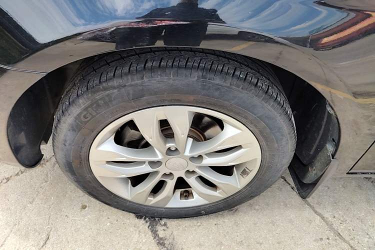 Used Geely Auto Emgrand 2015 Sedan 1.3T Manual Upward Edition Left Front Wheel Hub