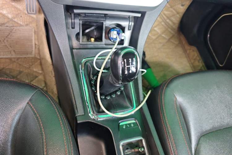 Used Geely Auto Emgrand 2015 Sedan 1.5L Manual - Top Trim Level Gear Lever