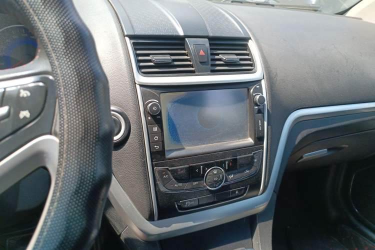 Used Geely Auto Emgrand 2015 Sedan 1.3T CVT Upward Edition Audio And AC Panel