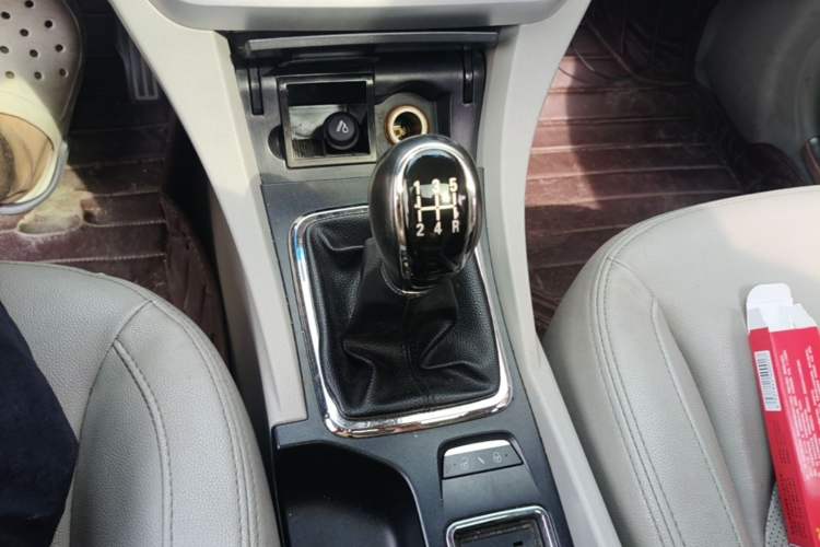 Used Geely Auto Emgrand 2015 Sedan 1.5L Manual - Top Trim Level Gear Lever