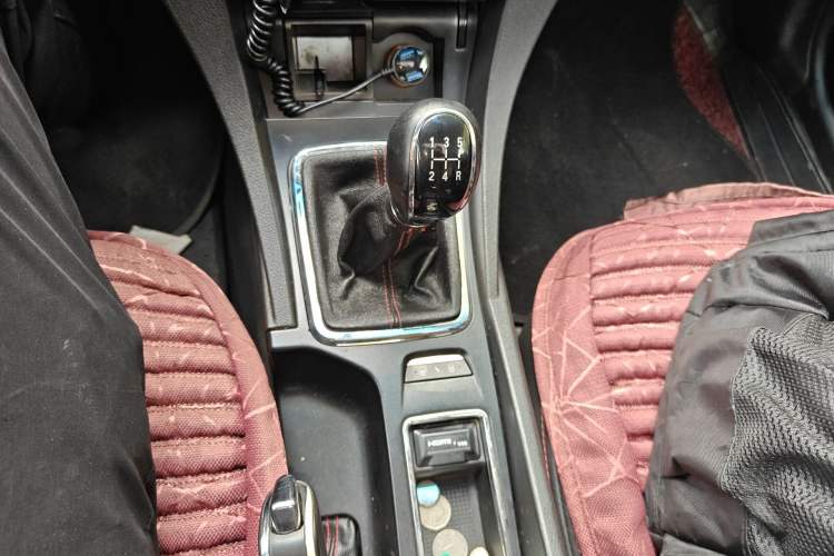 Used Geely Auto Emgrand 2015 Sedan 1.5L Manual - Top Trim Level Gear Lever