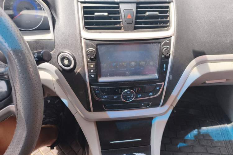 Used Geely Auto Emgrand 2015 Sedan 1.5L Manual - Top Trim Level Audio And AC Panel