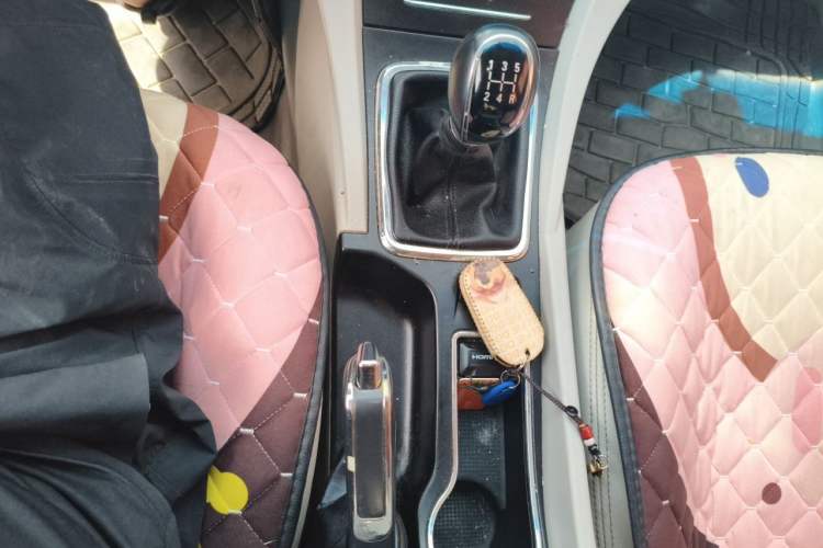 Used Geely Auto Emgrand 2015 Sedan 1.5L Manual - Top Trim Level Gear Lever