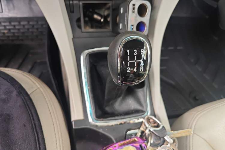 Used Geely Auto Emgrand 2015 Sedan 1.5L Manual - Top Trim Level Gear Lever