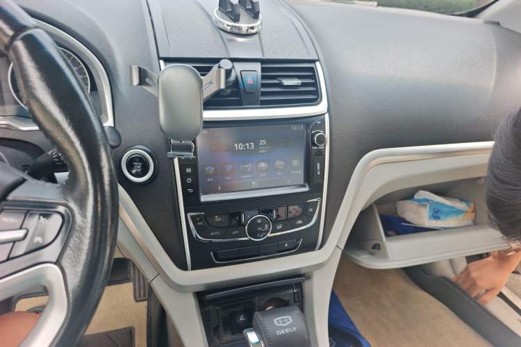 Used Geely Auto Emgrand 2015 Sedan 1.5L CVT Upward Version Audio And AC Panel