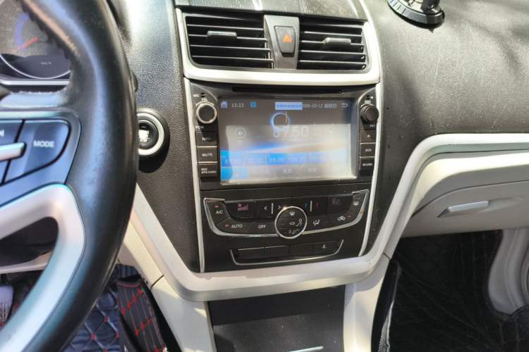 Used Geely Auto Emgrand 2015 Sedan 1.5L Manual - Top Trim Level Audio And AC Panel