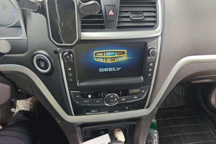Used Geely Auto Emgrand 2015 Sedan 1.5L CVT Upward Version Audio And AC Panel