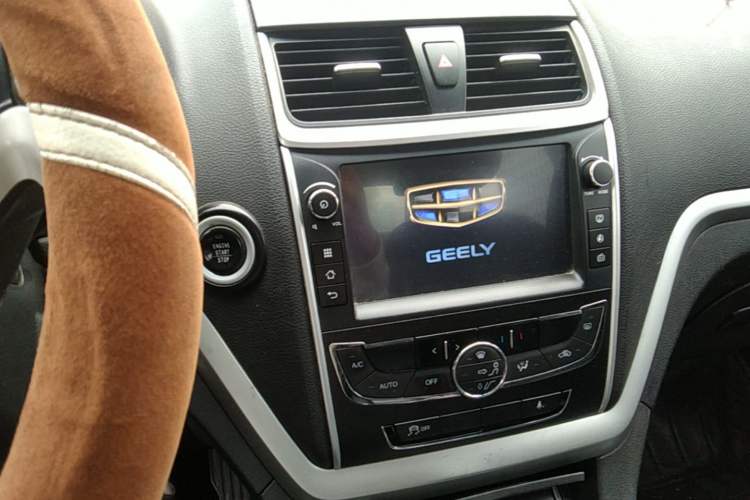 Used Geely Auto Emgrand 2015 Sedan 1.5L CVT Upward Version Audio And AC Panel