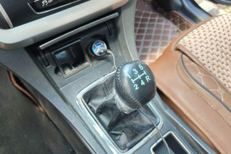 Used Geely Auto Emgrand 2015 Sedan 1.5L Manual - Top Trim Level Gear Lever