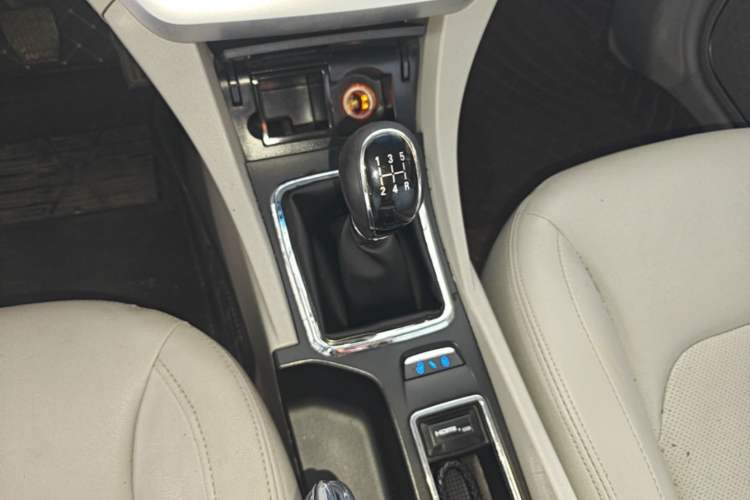 Used Geely Auto Emgrand 2015 Sedan 1.5L Manual - Top Trim Level Gear Lever