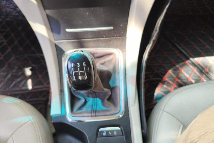 Used Geely Auto Emgrand 2015 Sedan 1.5L Manual - Top Trim Level Gear Lever