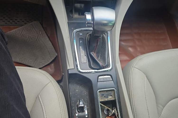 Used Geely Auto Emgrand 2015 Sedan 1.5L CVT Upward Version Gear Lever