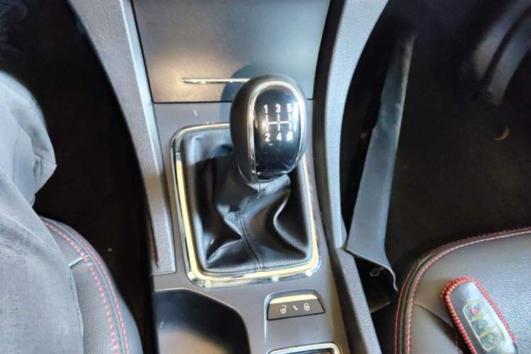 Used Geely Auto Emgrand 2015 Sedan 1.5L Manual - Top Trim Level Gear Lever