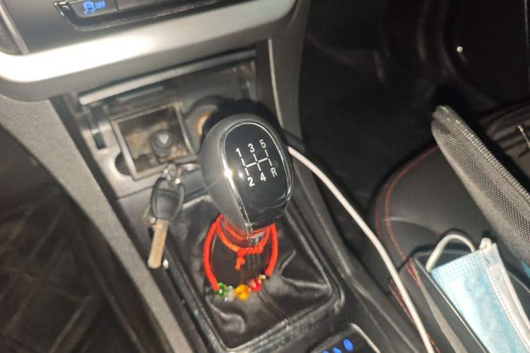 Used Geely Auto Emgrand 2015 Sedan 1.5L Manual - Top Trim Level Gear Lever
