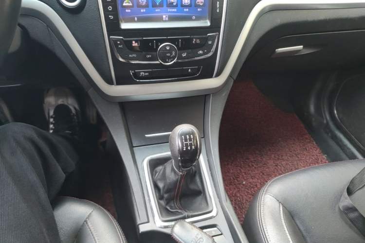 Used Geely Auto Emgrand 2015 Sedan 1.5L Manual - Top Trim Level Gear Lever